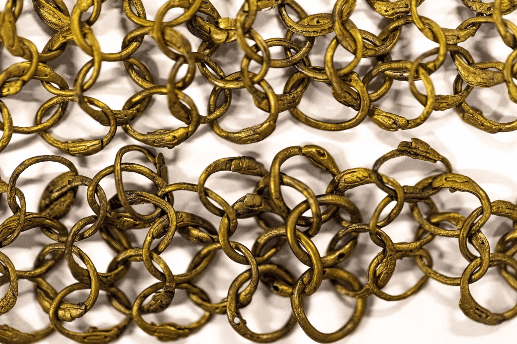 Decorative hem consisting of riveted brass rings for a mail shirt (hauberk) analyzed in connection with the dives. A mail shirt of this quality could have consisted of up to 150,000 rings. Photo: Rolf Warming.