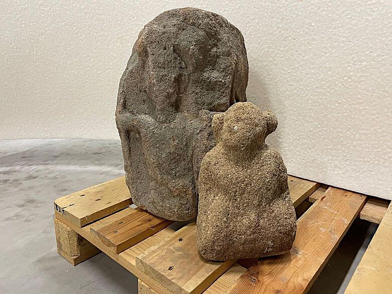 Скульптура вновь найденного гиганта в сочетании с Камнем Четырех Богов, обнаруженным в 1908 году. Он находится в депо Вюртембергского государственного музея. Оба камня когда-то были частью гигантской колонны римского Юпитера. Фото: Landesmuseum Württemberg Stuttgart/A. Фендт