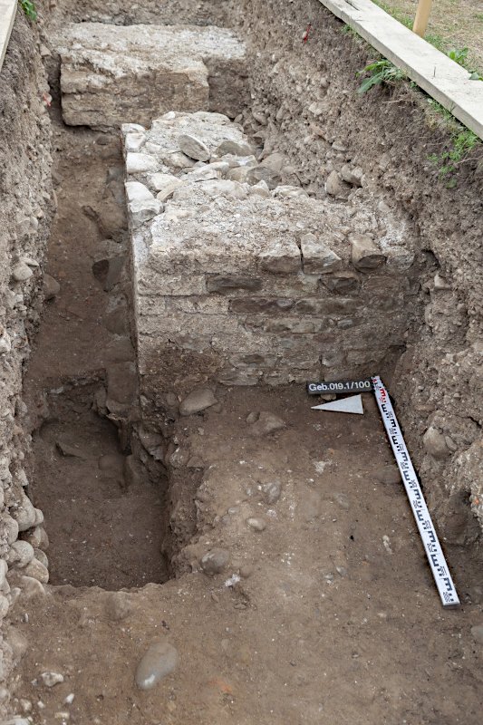 Wall angle made of sintered lime blocks exposed during the field course. Photo: Cantonal Archaeology, © Canton Aargau