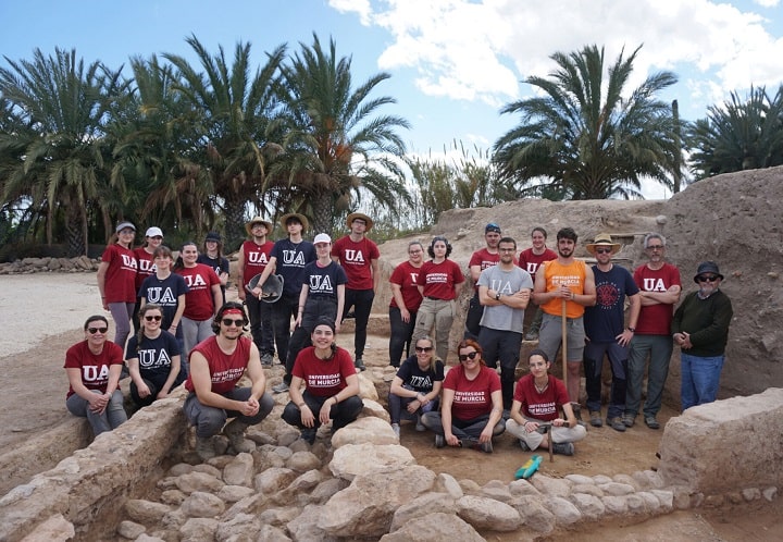 Family photo of some of the participants in the 2024 campaign of the project “Ladies and Heroes. After the Iberian Ilici” at the L’Alcúdia site. Photo: Universidad de Alicante