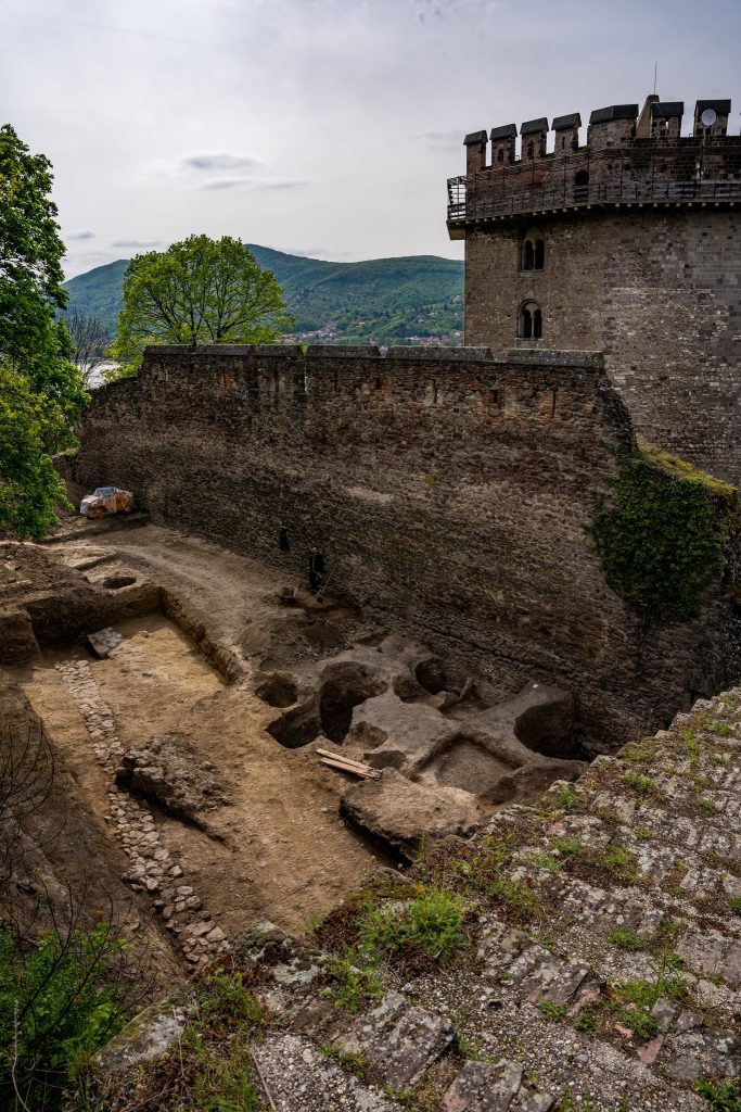 The lower, fortified part of Visegrád also revealed traces of an Ottoman settlement, including coins, an Ottoman cemetery, and an oval-shaped oven. Photo: MNM National Archaeological Institute, King Matthias Museum
