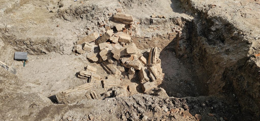 After the beginning of the archaeological work, the foundation of the buttress of the sanctuary of the church belonging to the monastery was found. Photo: MNM National Archaeological Institute, King Matthias Museum