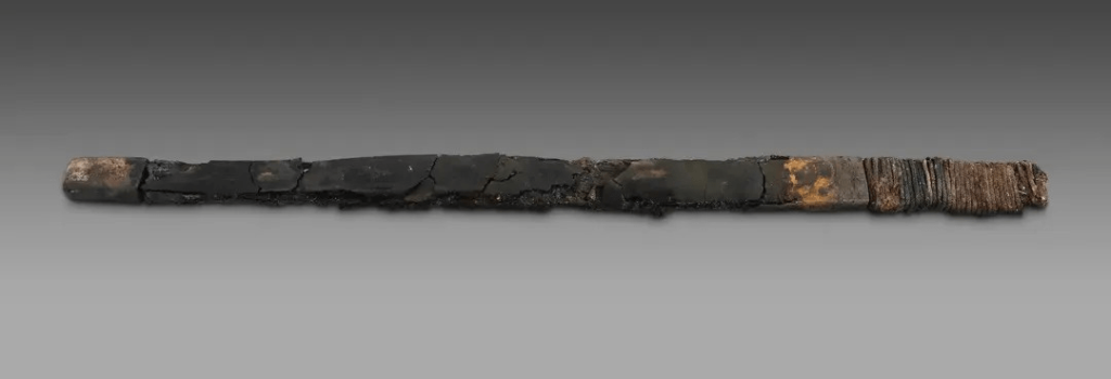 Артефакты, обнаруженные в комплексе гробниц, включали этот меч (внизу) и бронзовые зеркала (вверху). Фото: Институт археологии Китайской академии общественных наук.