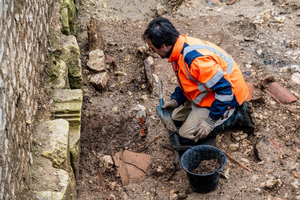 Розкопки поховань Ранньої Імперії біля підніжжя кастрюму IV століття. Фото: © Крістоф Фукен, Inrap
