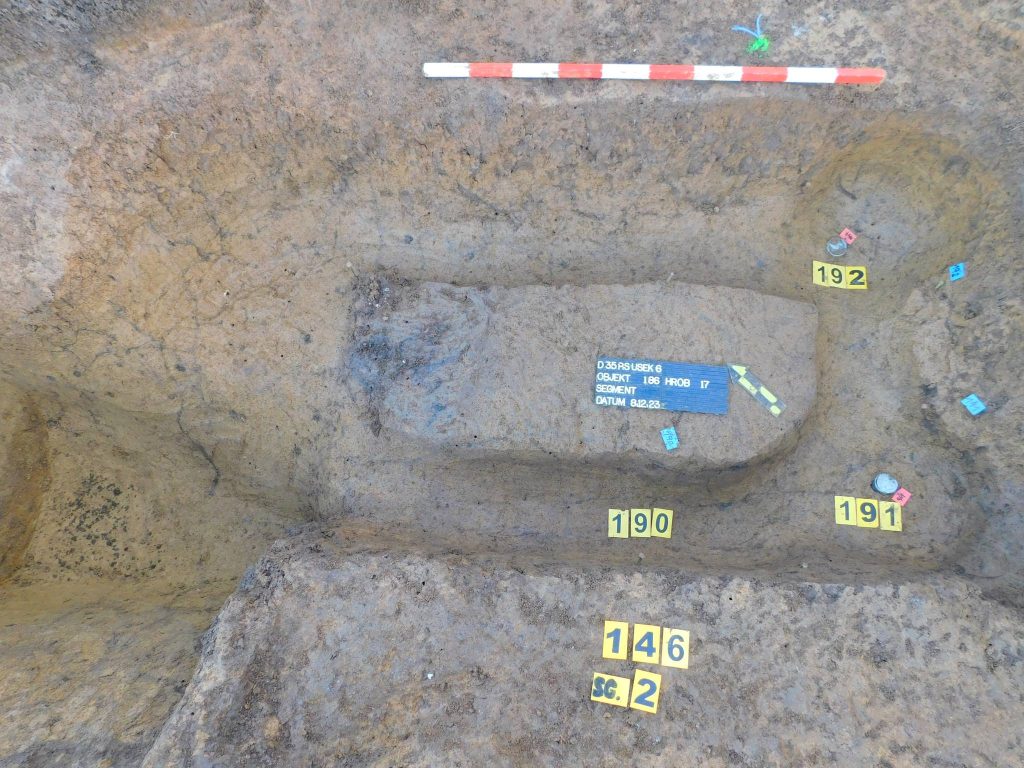 Grave in a mound body. Photo: Department of Archaeology at the University of Hradec Králové