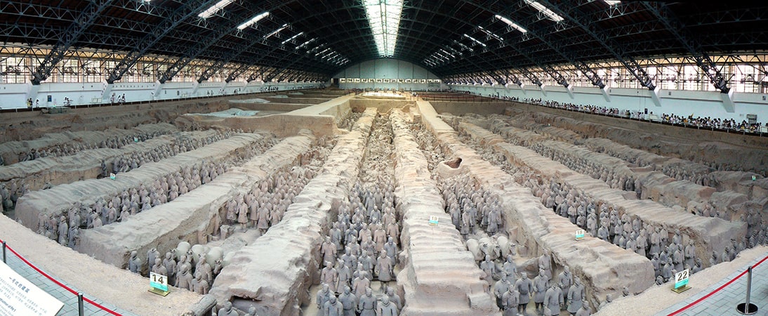 Terracotta warriors from the mausoleum of the first Qin emperor of China Qin Shi Huang, c. 221-206 B.C.E., Qin Dynasty, painted terracotta, Terracotta Warriors and Horses Museum, Shaanxi, China Photo: Will Clayton, CC BY 2.0