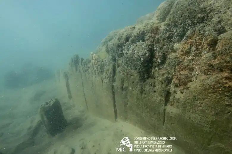 Walls of the submerged structure. Photo: Soprintendenza Archeologia Belle Arti Paesaggio Etruria Meridionale