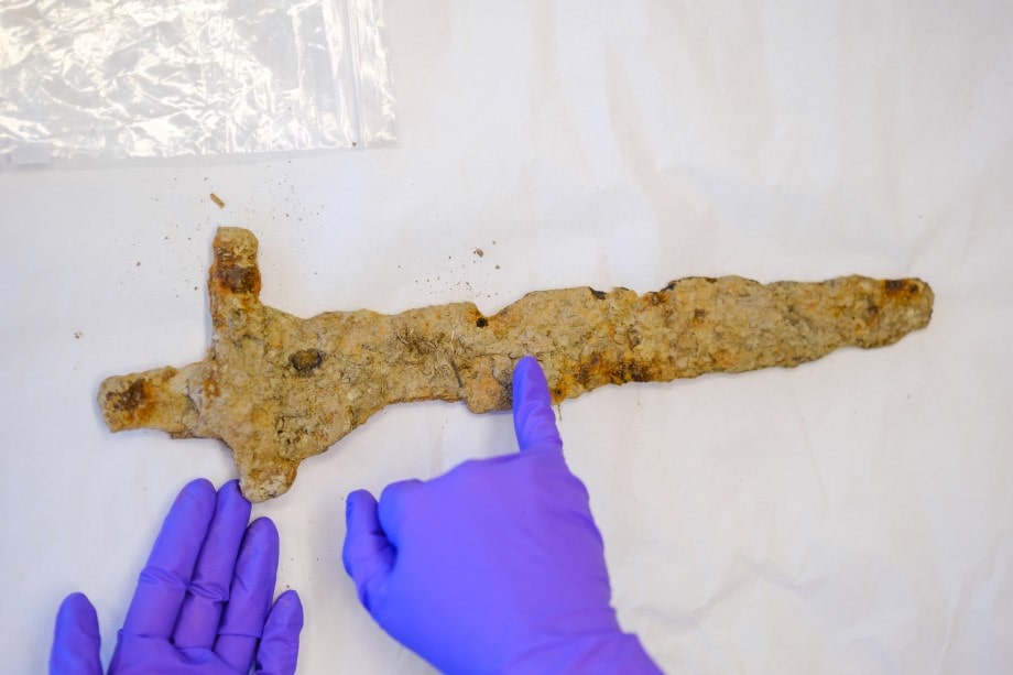 This is probably the first time such a sword has been found in Rogaland. With the help of X-ray photography, conservator Hege Hollund has discovered the contours of inscriptions with a cross pattern and perhaps letters on the blade. Photo: Øyvind Nesvåg, Rogaland County Municipality.
