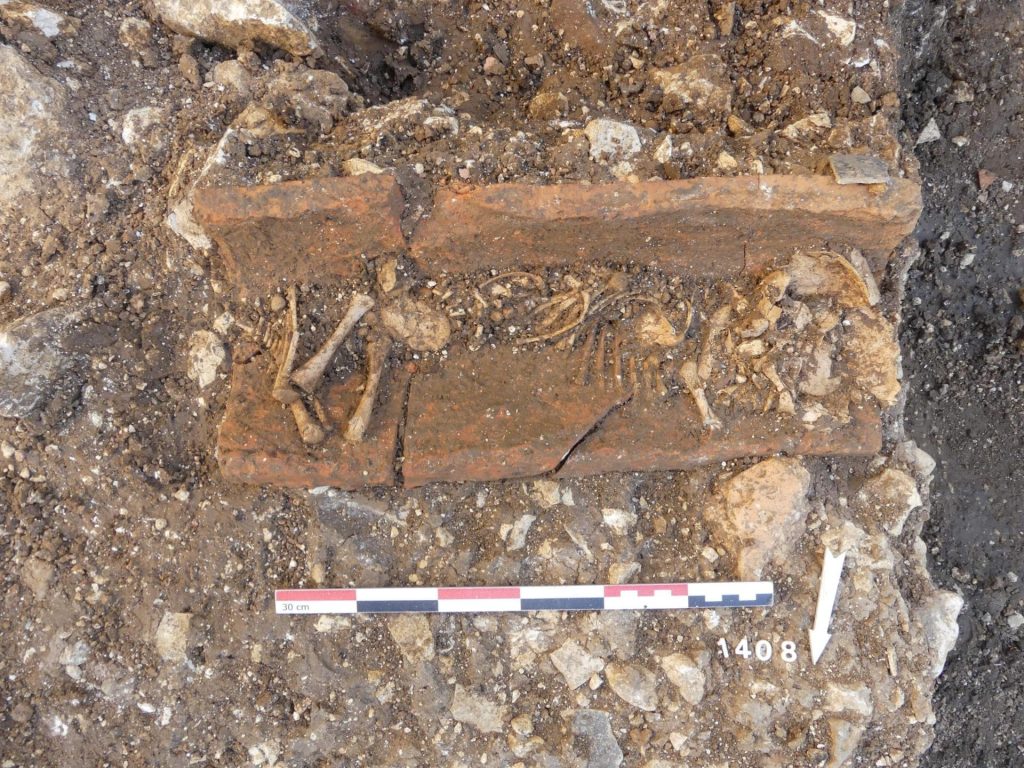 Grave of a very young child in tile (imbrex). Photo: © Corentin Dujancourt, Inrap