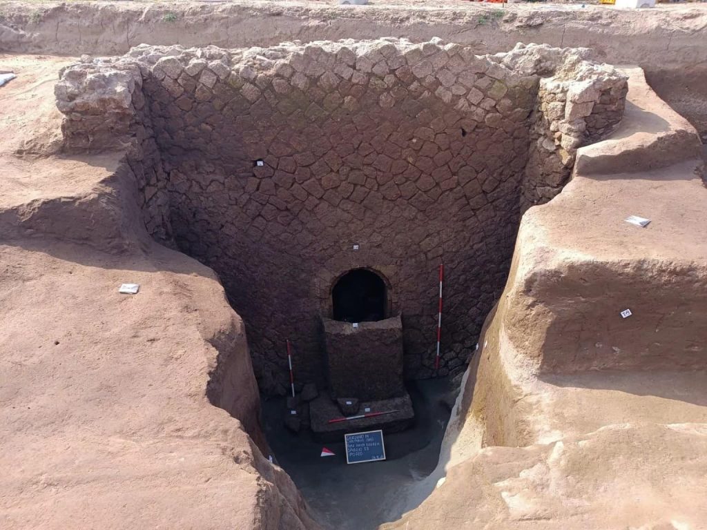 The entrance to the tomb of the Cerbero. Photo: Superintendency of Archaeology, Fine Arts, and Landscape for the metropolitan area of Naples