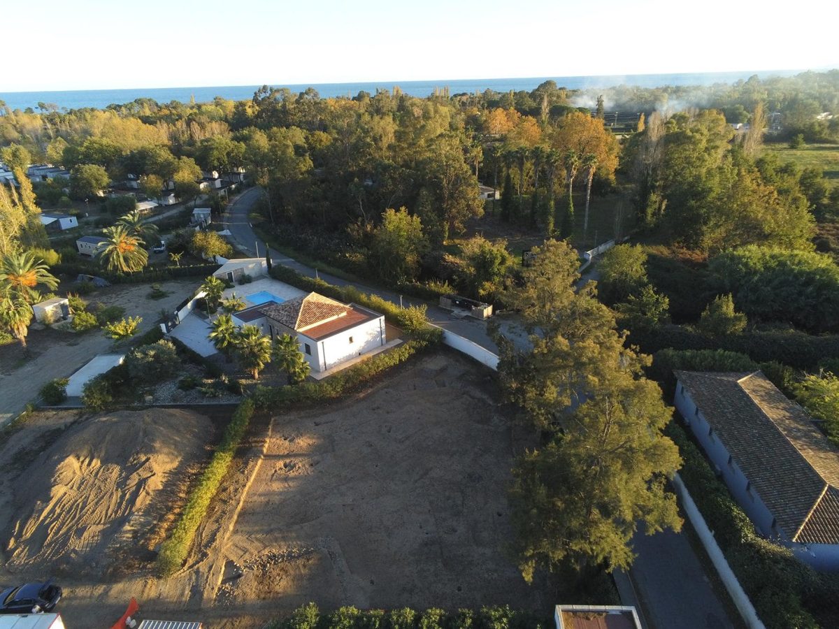 Aerial view of the Ghisonaccia site with the Alzetta stream in the background, flowing towards the Tyrrhenian Sea. Photo: B. Chevaux, Inrap