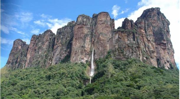 Salah satu daerah tempat ditemukannya situs seni cadas di Venezuela adalah di dekat Air Terjun Angel, air terjun tertinggi di Bumi. Foto: José Miguel Pérez-Gómez