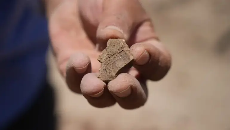 During this year's excavations, another terracotta seal impression with motifs was found in several fragments.