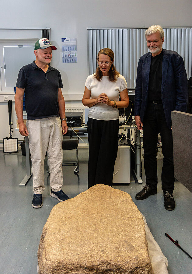 Peter Wittenberg (finder), Minister of Culture Bettina Martin, and state archaeologist Dr Detlef Jantzen at the presentation of the Slavic picture stone. Photo: Christian Moeller / Ministry of Science, Culture, Federal and European Affairs Mecklenburg-Vorpommern