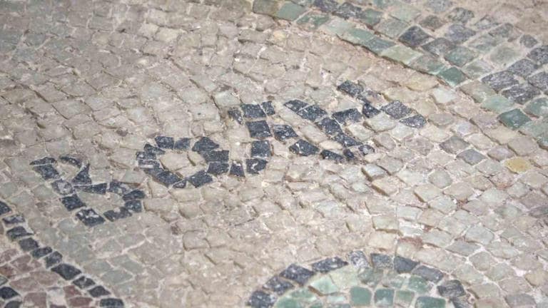 
The research revealed that the words 'ΠAPEM' and 'BOΛH' written in Greek on the medallion with a god figure in the middle of the mosaic symbolize the Roman military unit. Photo: İHA