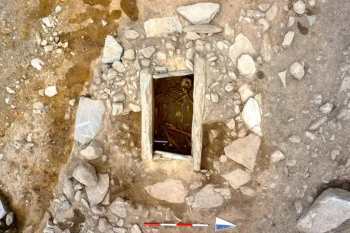 The cist’s tomb found in the prehistoric sanctuary. Photo: Soprintendenza Archeologia, Belle Arti e Paesaggio per le province di Como, Lecco, Monza-Brianza, Pavia, Sondrio e Varese