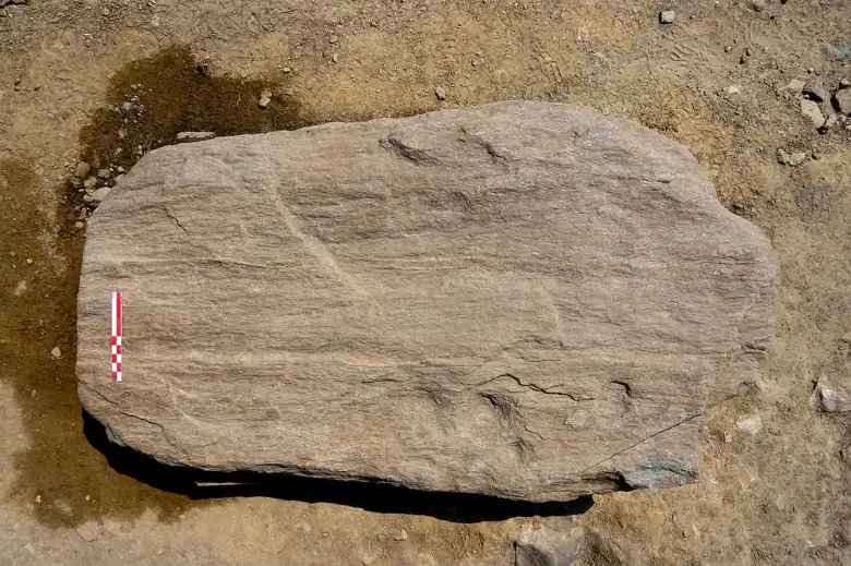 The stele is found as part of the walls of the tomb. Photo: Soprintendenza Archeologia, Belle Arti e Paesaggio per le province di Como, Lecco, Monza-Brianza, Pavia, Sondrio e Varese