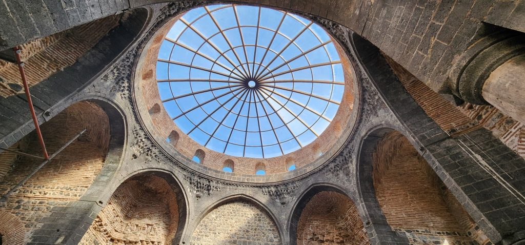 New dome installed on the historic Saint George Church in Diyarbakır, Türkiye. Photo: DHA 