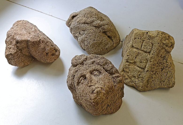 Fragments of the monument to the gods at Hechingen-Stein: heads and inscription. Photo: LDA in the RPS, K. Kortüm