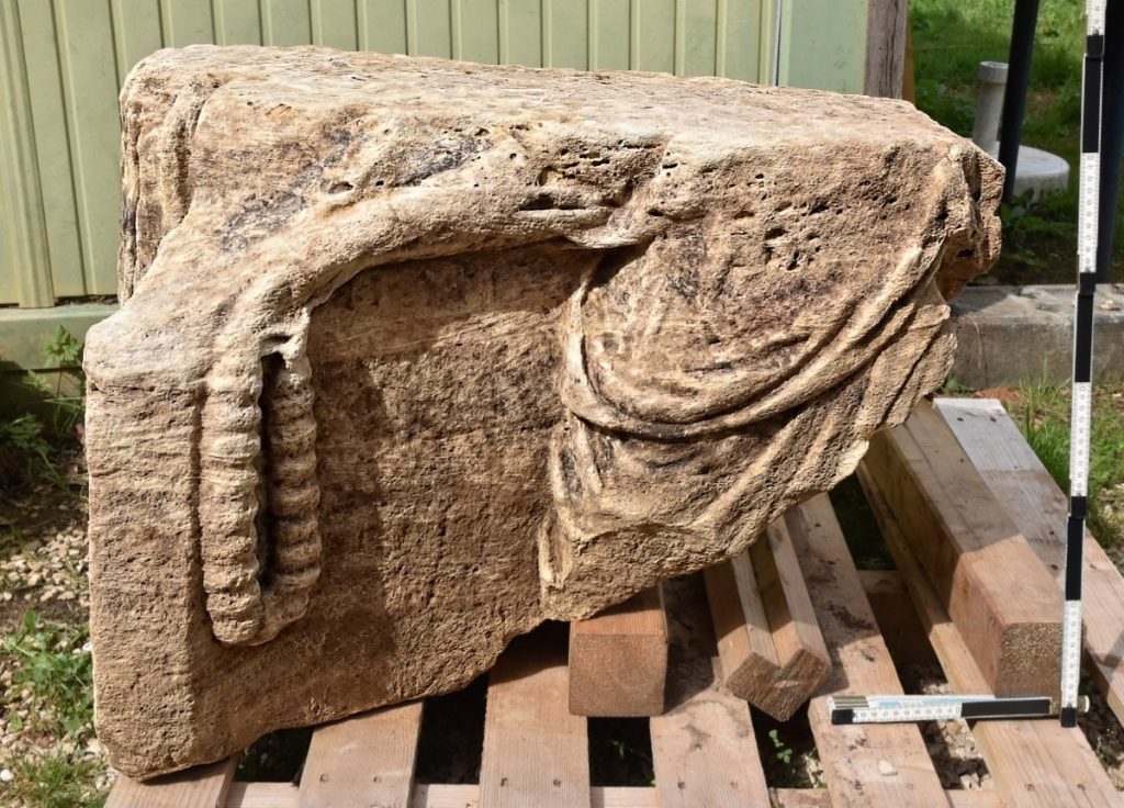 Large relief block of a woman with a flower necklace. Photo: LDA in the RPS, K. Kortüm