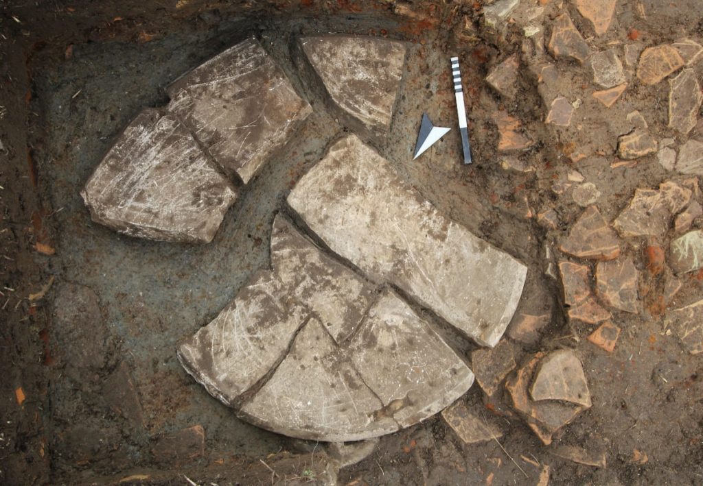 According to current knowledge, it is an archaic double temple, which probably dates back to the 6th century BC, and whose roof was deposited inside the building in the years around 300 BC. According to the results of this year's campaign, it is likely that the building was demolished and abandoned at that time. In the second hall, the fragments of an archaic marble basin (perirrhanterion) with a diameter of approx. 1 m were lying on the floor. Photo: ÖAW/ÖAI M. Kräker