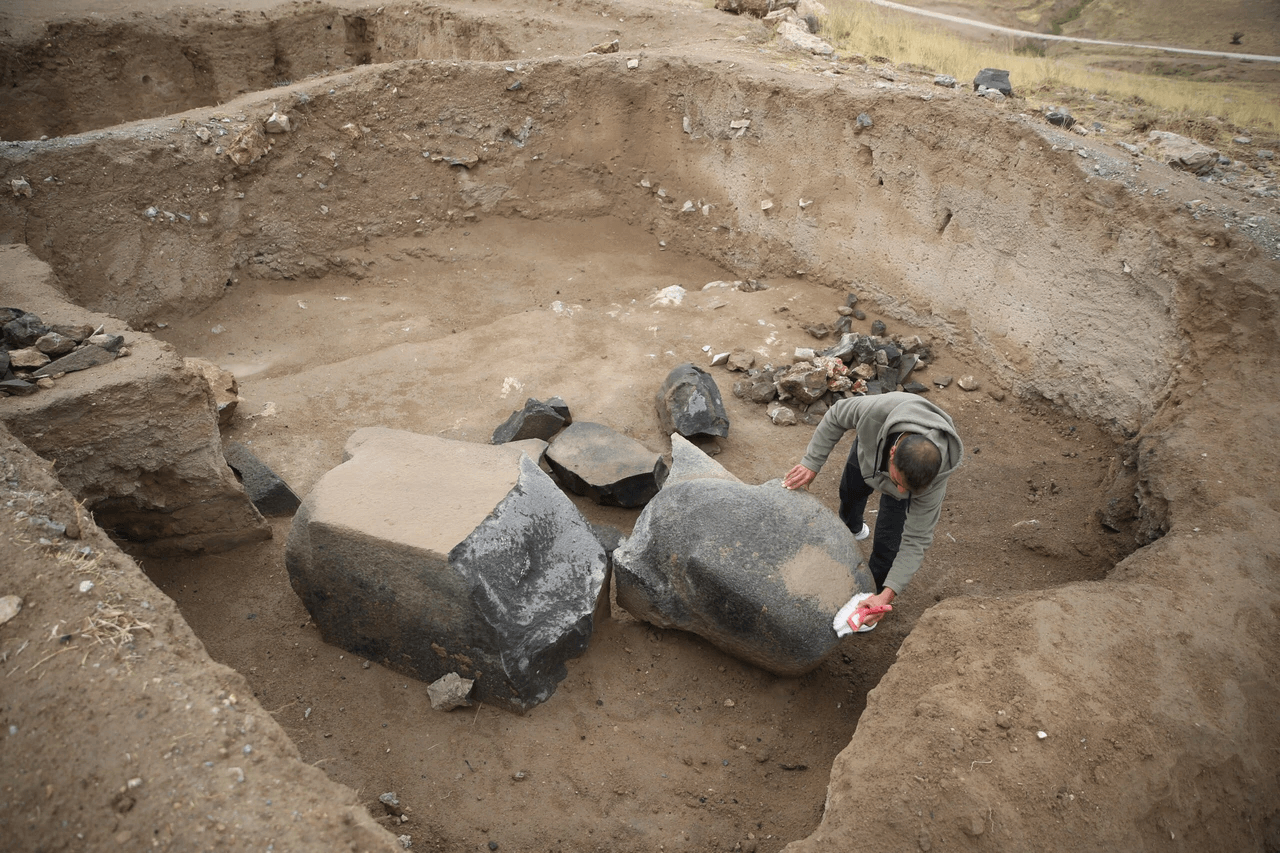 In the Tusba district of Van, an approximately one-ton basalt statue from the Urartian period was uncovered during archaeological excavations conducted last year. Photo: AA Photo