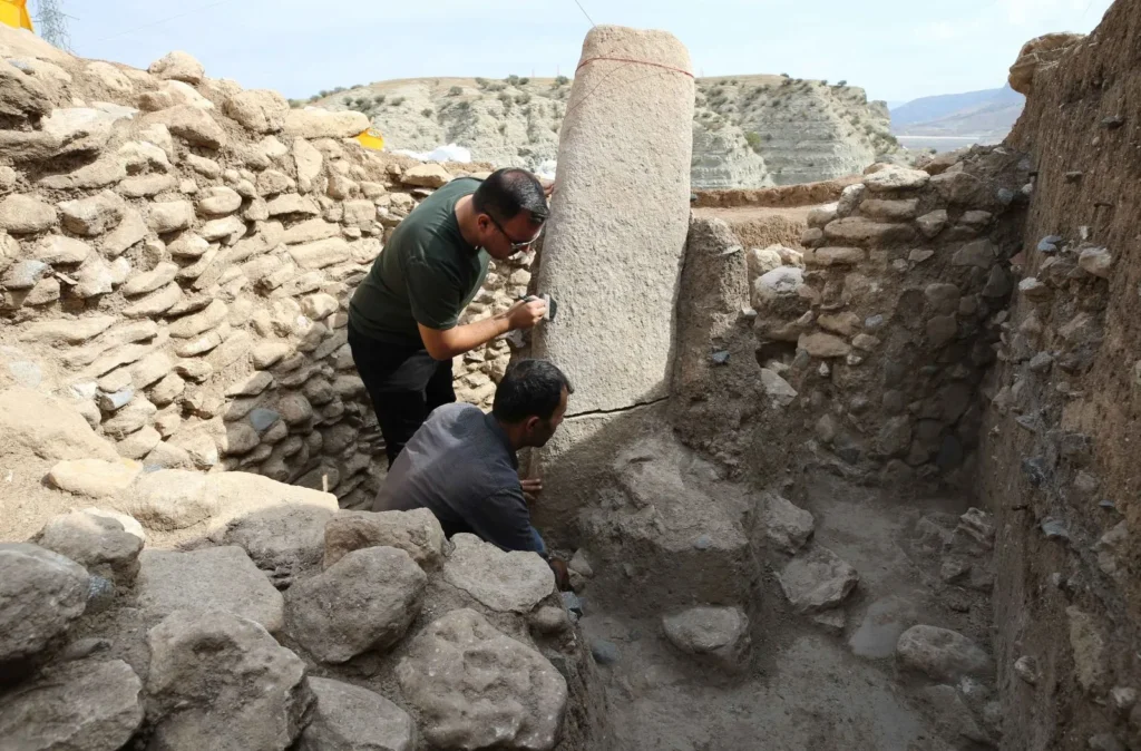 In the remains of the structure, a stele (worked stone block) measuring 2 meters 20 centimeters in length were unearthed.