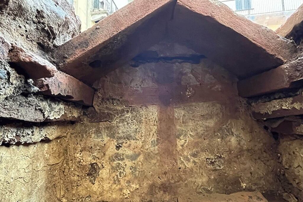 One grave is decorated with a big Red Cross. Credit: Università Cattolica del Sacro Cuore