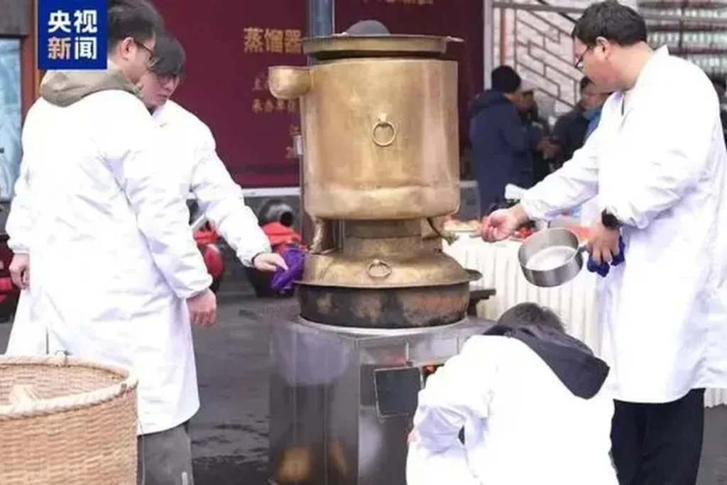 Researchers Make Distilled Wine in a Replica of a 2,000-year-old Bronze Vessel Found in the Emperor's Tomb. Photo: Sina Weibo