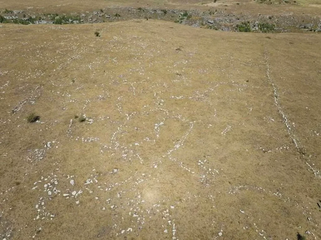 Structures in the outer settlement with 1km long fortification wall visible in upper left. Credit: Nathaniel Erb-Satullo