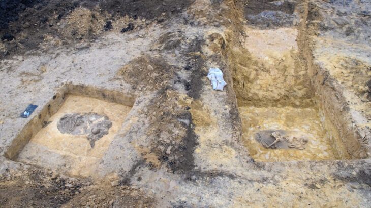 The archaeologists found grave goods such as arrowheads and a ceramic vessel. Photo: Klaus-Dietmar Gabbert/dpa