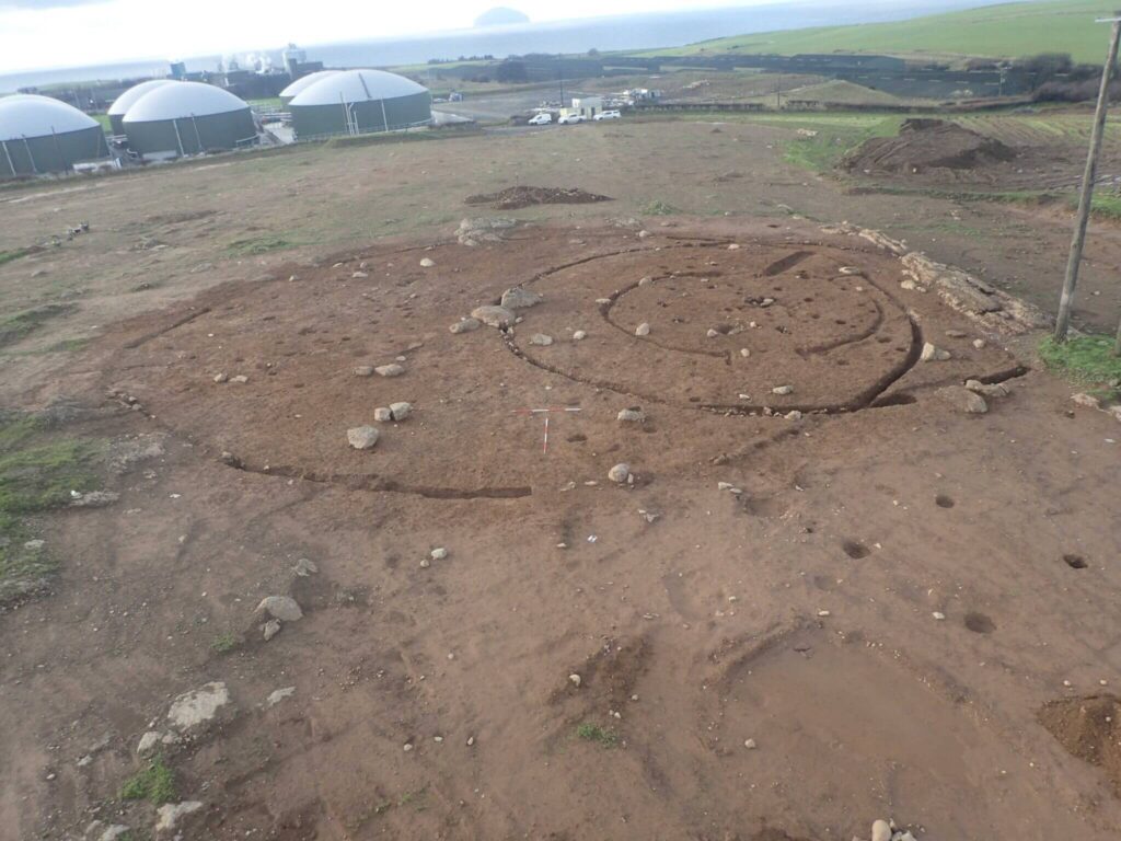 Пташиного польоту на розкопки археологічного об'єкту GUARD Archaeology на частоколі в Курразі. Кредит: GUARD Archaeology