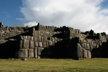 Inca people built Sacsayhuamán with enormous rocks. Esoltas, Public domain, via Wikimedia Commons