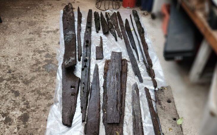 Some pieces of the waka have recovered from the site, with larger pieces expected to be uncovered. Credit: Manatū Taonga