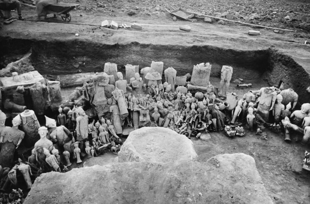 Another photograph showcasing the discoveries at Agia Eirini. Photo credit: John Lindros / Public Domain