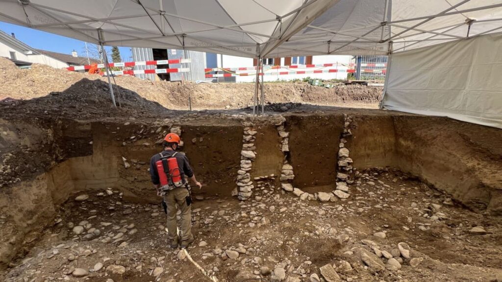 In the courtyards behind the Roman strip dwellings, a number of shafts were found. Credit: Kanton Aargau