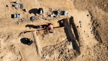 Archaeologists uncover lavish Viking Age graves near Aarhus, Denmark, revealing elite burials possibly linked to King Harald Bluetooth. Credit: Moesgaard Museum