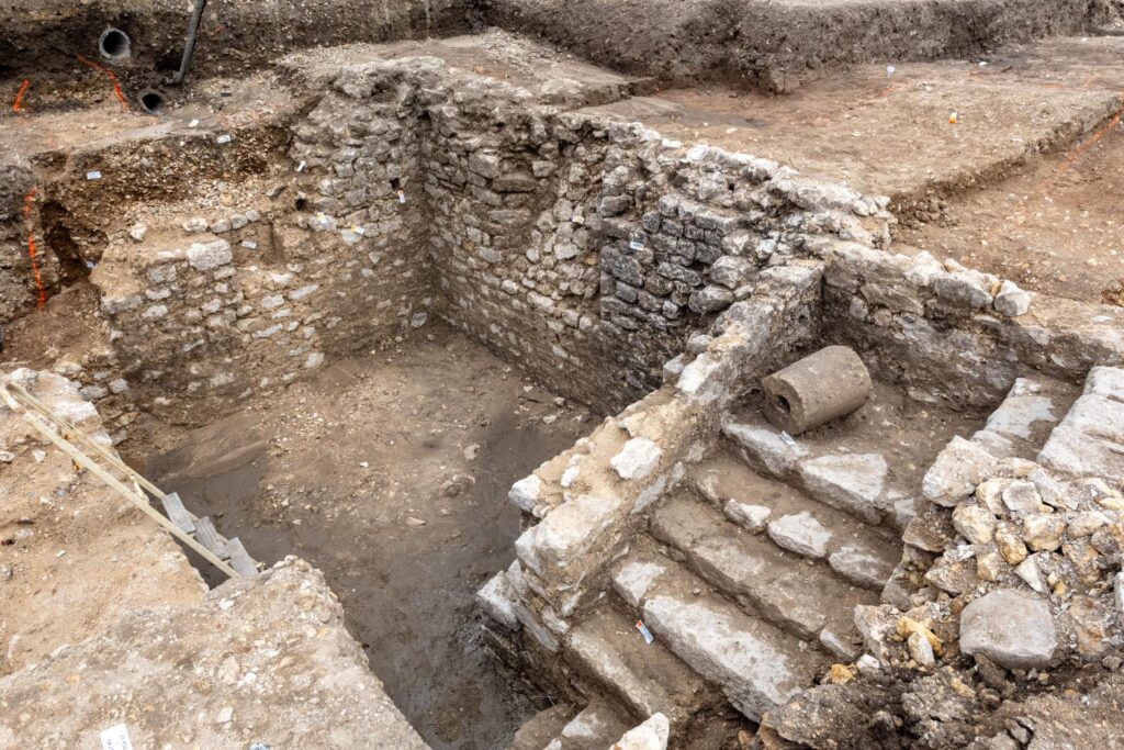 Cellar preserved to a depth of 2.20 meters, accessible via a dogleg staircase with three flights of steps and two landings. A small smooth column drum with a mortise on both its top and bottom surfaces was found on the first landing. Credit: Hamid AZMOUN, Inrap