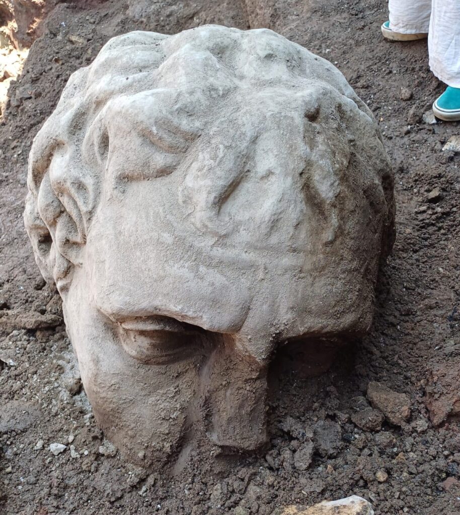 The colossal marble head discovered under Via Alessandrina, as shared by Rome Mayor Roberto Gualtieri on his official Facebook page.
