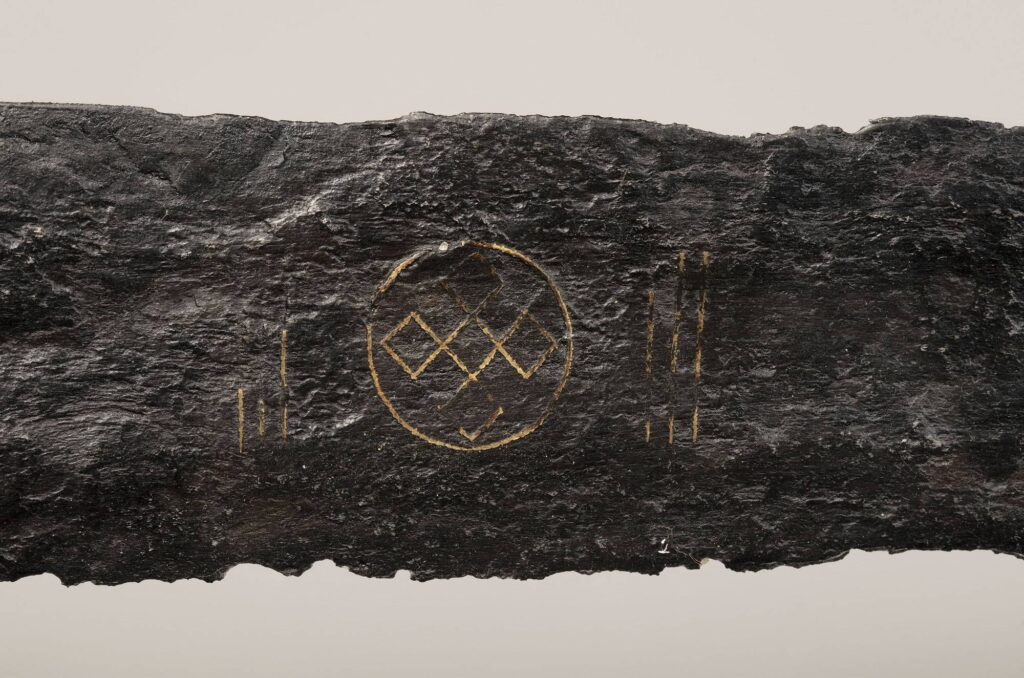 Detail of the endless knot symbol engraved on the blade. Credit: Landgoed Linschoten.