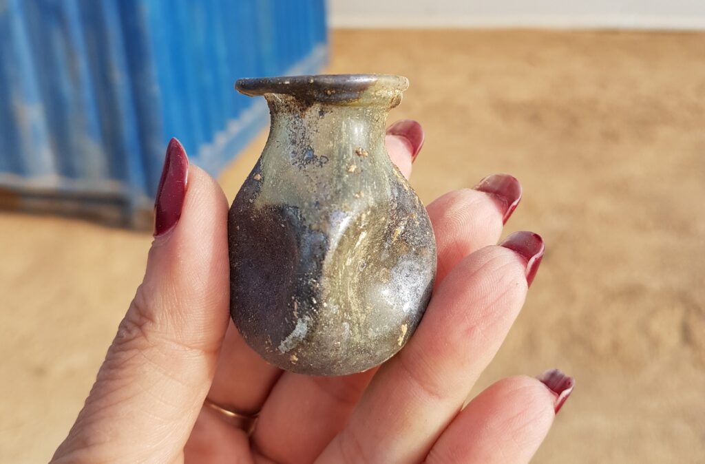 Along with the figurines, glassware, alabaster jewelry, and bronze bracelets were also found. Credit: Svetlana Talis, Israel Antiquities Authority