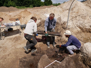 Recovery of structural timbers from the well shaft. Credit: EggensteinExca/S. Knippschild