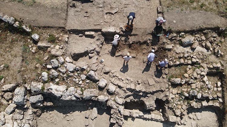 Recent excavations at Hyllarima have revealed the city’s central agora, a bustling public space that once served as the social, political, and commercial hub of the ancient city.