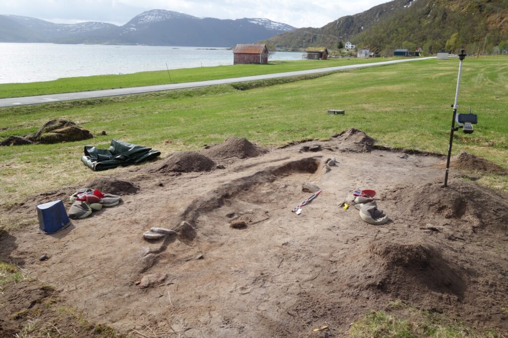The boat grave is being excavated on a low beach ridge overlooking the Malangen fjord and the Gisundet strait. Credit: The Arctic University Museum of Norway, UiT