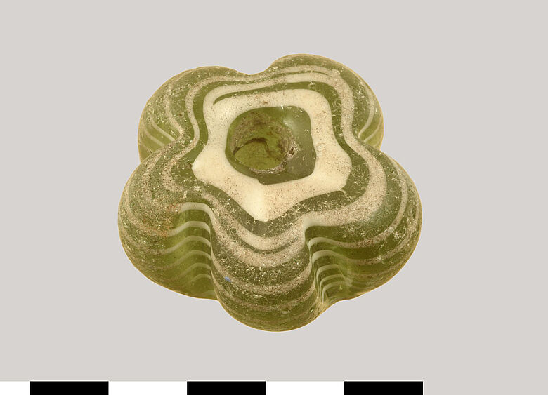 This unusually large glass bead, measuring 3.8 cm in diameter and featuring embedded white glass threads, was recovered from a charcoal-rich layer above the ancient well shaft. Though stylistically dated to the 1st century CE, archaeological context suggests it was deposited around 300 years later, during the Migration Period.
Credit: LWL-Archäologie für Westfalen / A. Madziala