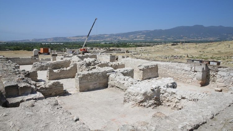 A 1,600-year-old Roman villa featuring colorful frescoes and a unique fish pond has been discovered in Tripolis, Denizli, offering new insight into ancient Anatolian luxury. Credit: Sebahatdin Zeyrek/AA