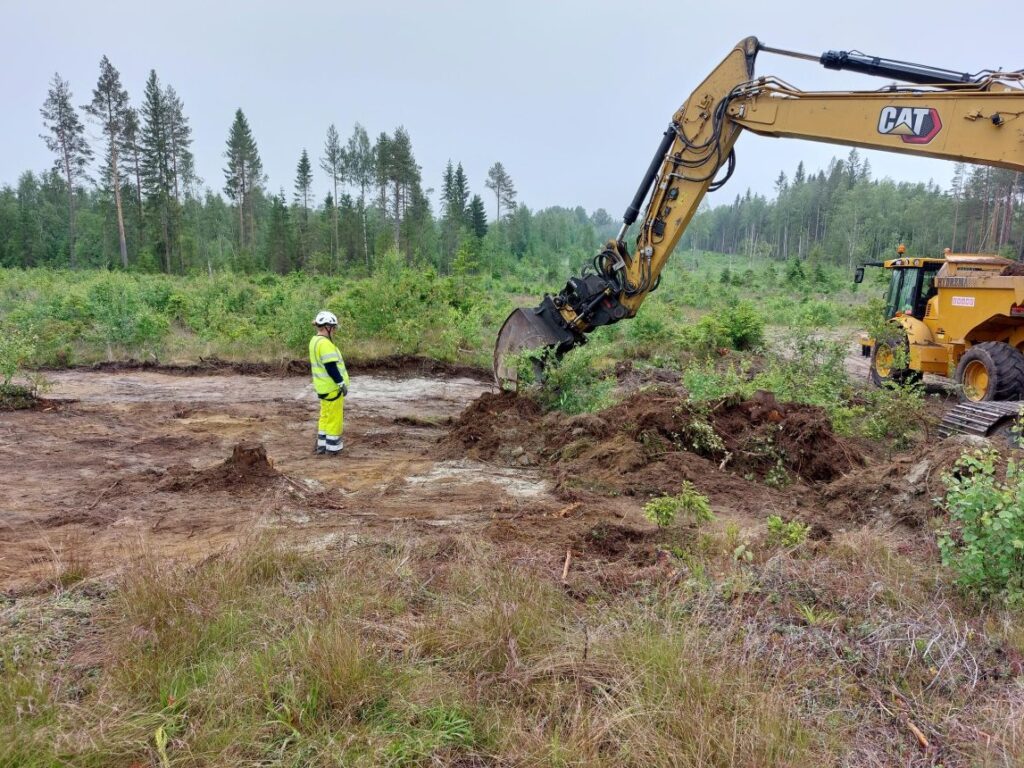 Clearing with an excavator supervised by Anna Lindström. Credit: Arkeologerna