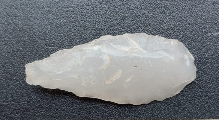 Bifacially flaked arrowhead made of white quartzite