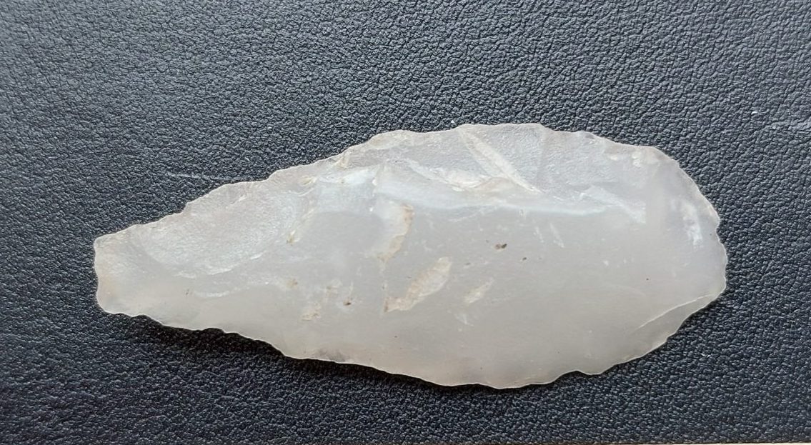 Bifacially flaked arrowhead made of white quartzite