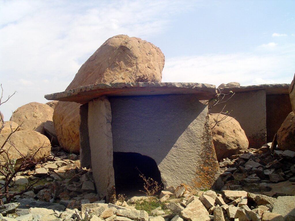 Boulder supported dolmen chambers. Credit: CC BY-SA 3.0